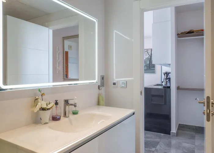 Marina View Two Bedroom Apartment *