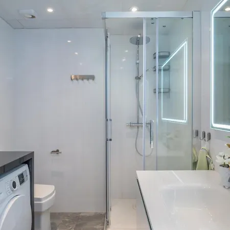 Marina View Two Bedroom Фуенхірола