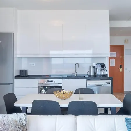 Marina View Two Bedroom Фуенхірола