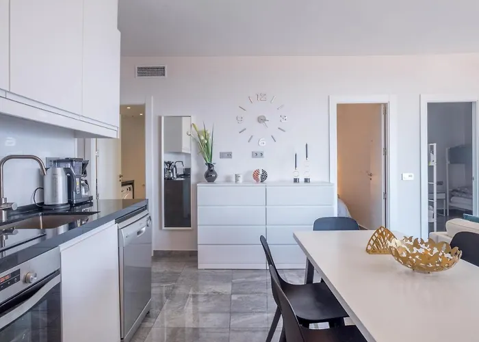 Marina View Two Bedroom Appartement *