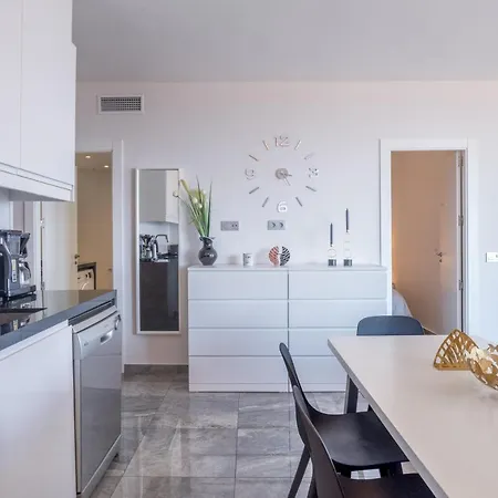 Marina View Two Bedroom Appartement *